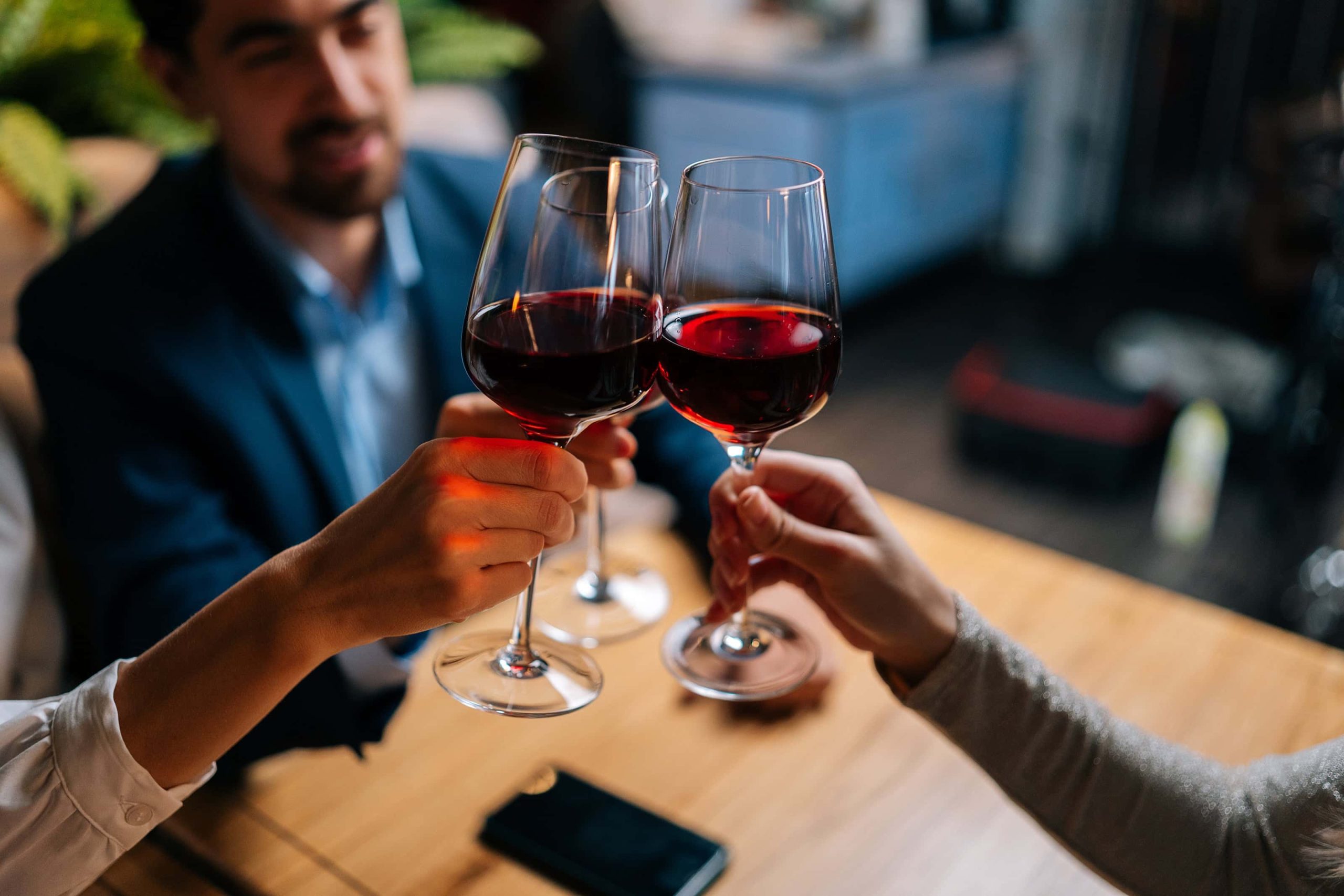 Découvrez une élégance intemporelle à travers des vins et champagnes d&rsquo;exception.