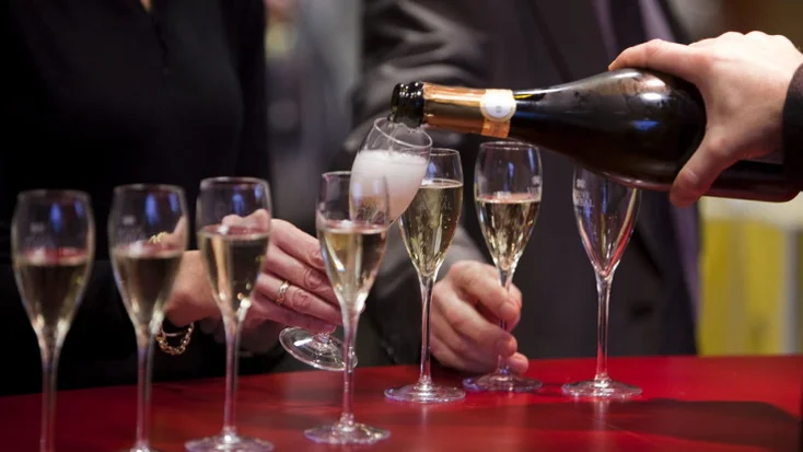 Exploring the Sparkling Wines at 8Wines: A Bubbly Affair of Elegance and Taste